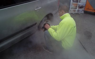 Limpieza de la carrocería del automóvil empleando una limpiadora de vapor