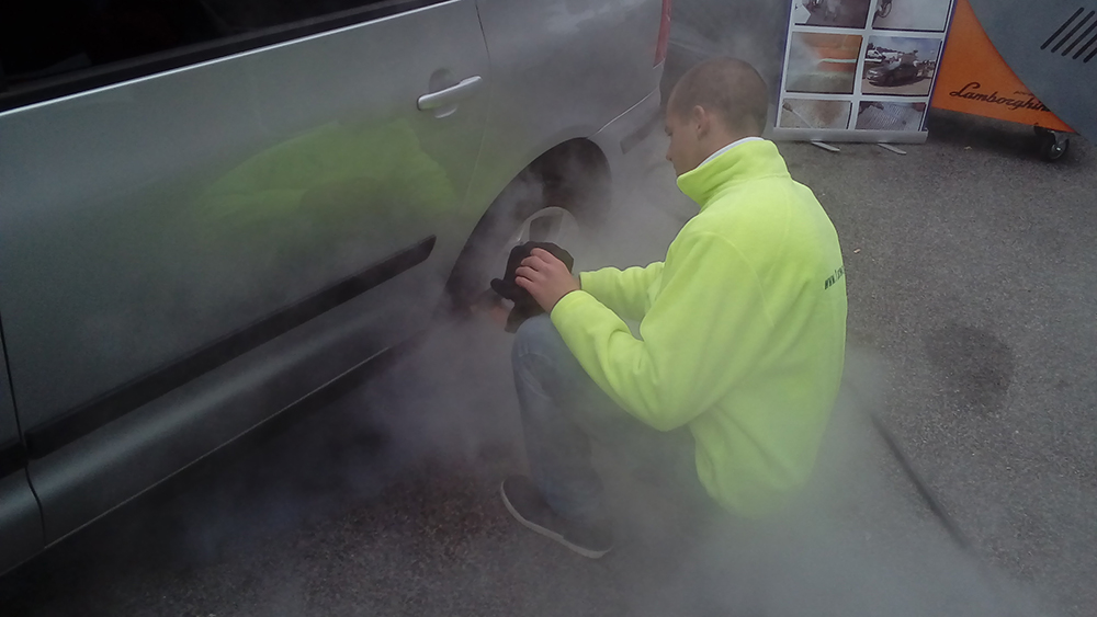 Reinigung einer Autokarosserie mit einem Dampfreiniger