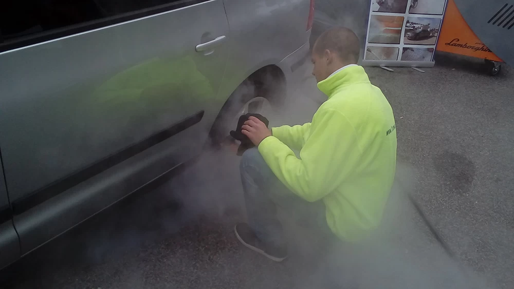 Laver la carrosserie à l’aide d’un nettoyeur vapeur