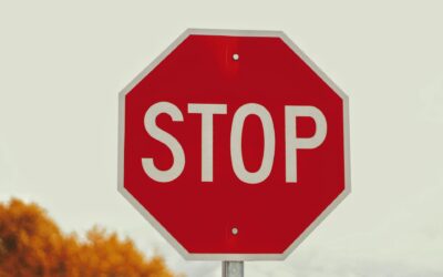 Jak usunąć naklejki ze znaków drogowych?